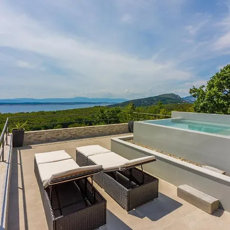 Linda Kucica 1 * Crikvenica